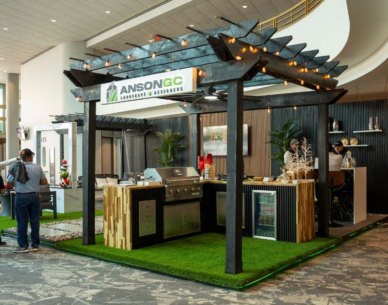 Homeowners and exhibitors at a Nationwide Expos home show, photo 2